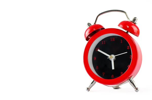 Pequeño despertador rojo aislado en blanco con espacio de copia para tex — Foto de Stock