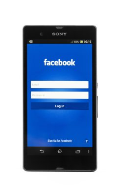 Beyaz izole Smartphone Sony Xperia Z ve facebook sayfası