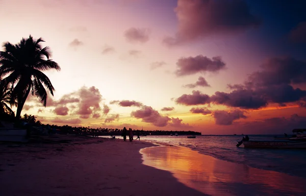 Paisagem do paraíso praia ilha tropical, nascer do sol tiro — Fotografia de Stock