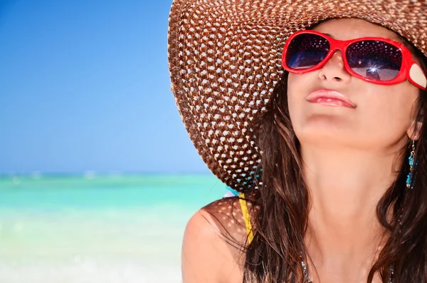 Gyönyörű brunette élvezi a napsütést a strandon — Stock Fotó
