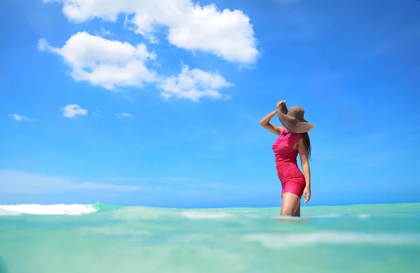 카리브 바다의 맑은 물 즐기는 평온한 젊은 여자 — 스톡 사진