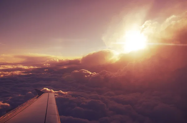Nubes desde la parte superior y puesta de sol dramática, vista del avión —  Fotos de Stock