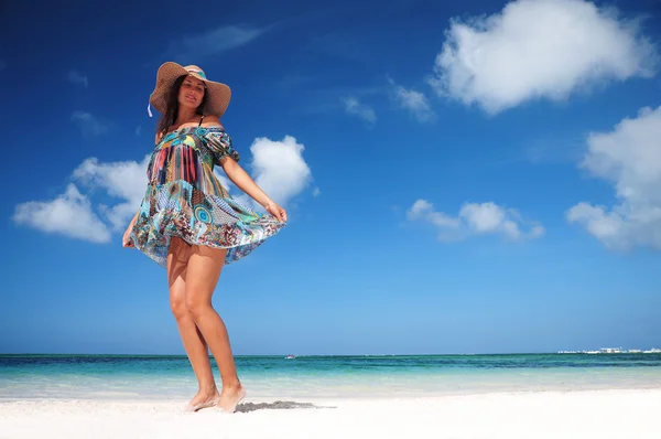 Ανέμελη γυναίκα χορό στην τροπική παραλία. διακοπές ζωτικότητα — Φωτογραφία Αρχείου