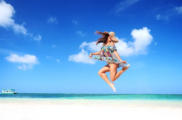 Beztroski młoda kobieta skacze do nieba — Zdjęcie stockowe