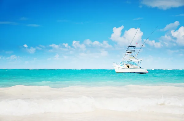 Karibské moře a plachetnice poblíž pobřeží Punta Cana — Stock fotografie