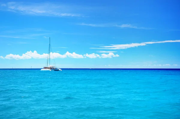 Catamarã de festa de vela no mar de carniça azul e paisagem nublada — Fotografia de Stock