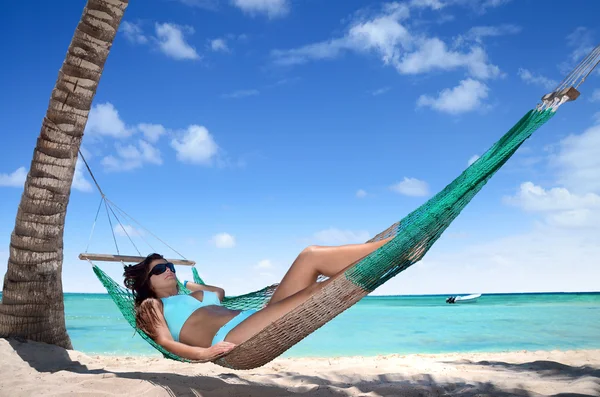 Mujer joven despreocupada relajándose en la playa tropical —  Fotos de Stock