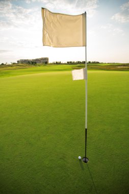 Golf Sahası ve golf sahası bayrağı