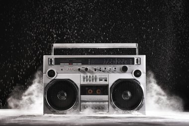 1980'lerde gümüş Retro getto blaster ve toz siyah WIT Tarih: izole