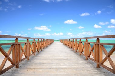 Karayip iskelesi ve egzotik plaj