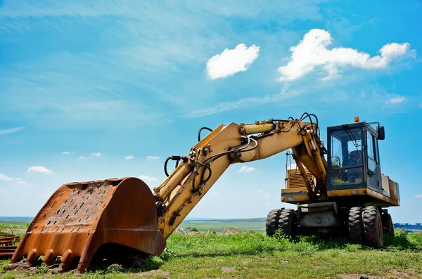 Zware aarde Verhuizer en blauwe hemel, graafmachine machine — Stockfoto