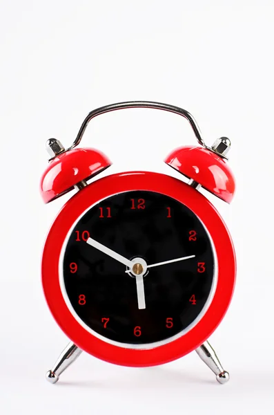 Reloj despertador rojo vintage aislado — Foto de Stock