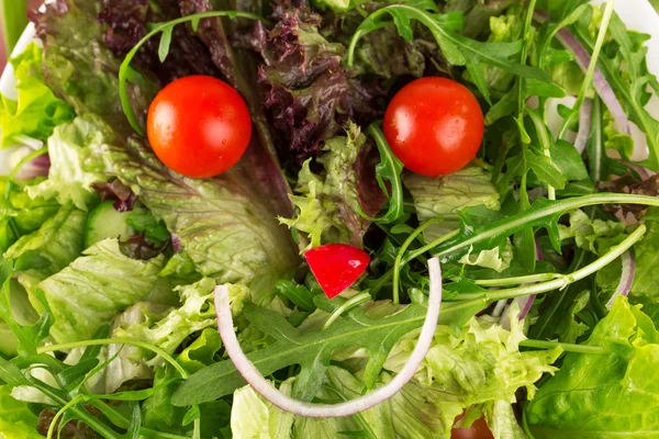 快乐的沙拉，用健康的有机蔬菜制成的脸 — 图库照片