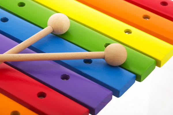Rainbow colorido xilofone brinquedo de madeira contra fundo branco — Fotografia de Stock