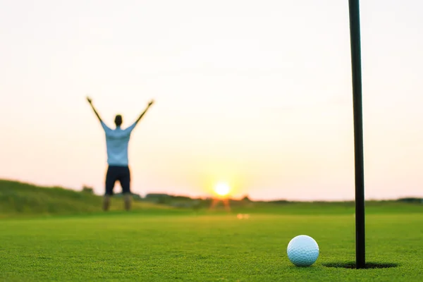Παίκτης γκολφ ευτυχισμένος σε ένα γήπεδο γκολφ στο ηλιοβασίλεμα — Φωτογραφία Αρχείου
