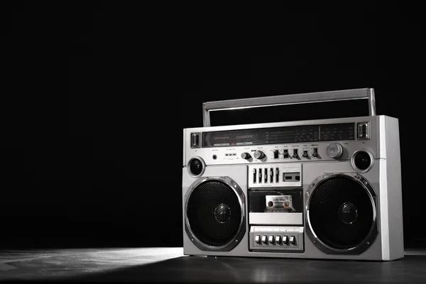 Retro ghettoblaster muziek geïsoleerd op zwart met uitknippad — Stockfoto