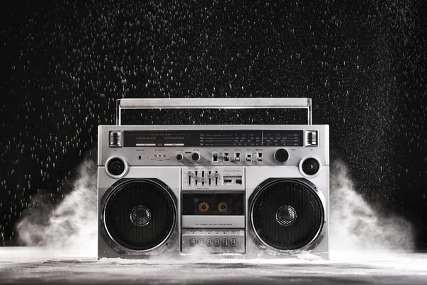 1980s silver Retro ghetto blaster a prachu izolovány na černý vtip — Stock fotografie