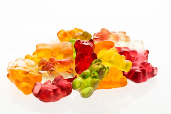 Högen av gelé björnar eller gummy bär godis isolerad på vit — Stockfoto