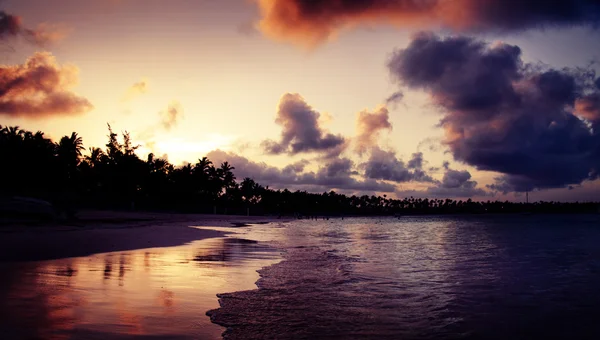 Prachtige zonsondergang over het tropisch strand in Punta Cana, Dominica — Stockfoto