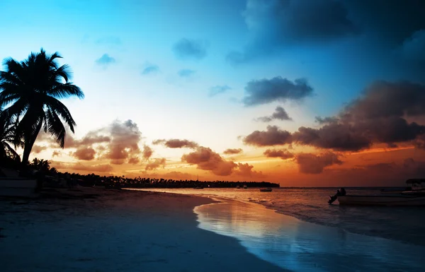 Paesaggio paradisiaco spiaggia tropicale dell'isola, alba — Foto Stock