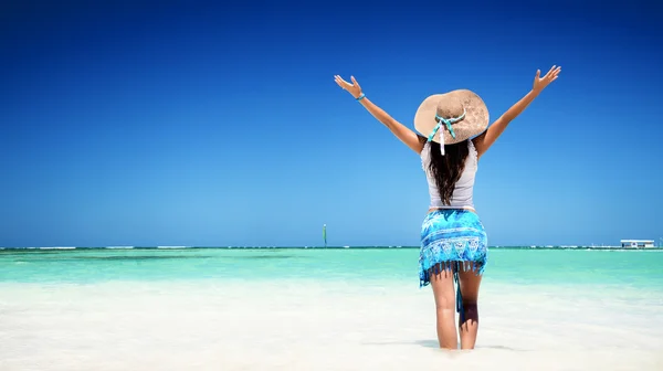 Junge Dame entspannt sich am Strand — Stockfoto