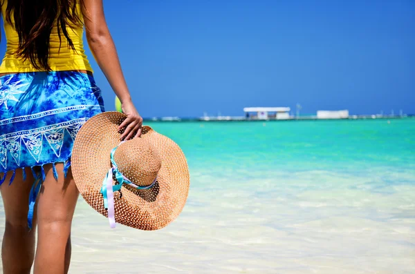 Piękna kobieta korzystających z jej vacantion na tropikalnej plaży — Zdjęcie stockowe