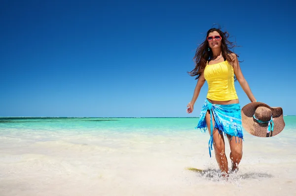 Mulher bonita desfrutando do sol na praia tropical — Fotografia de Stock