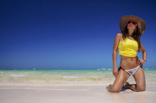 Young woman relaxing on beach and enjoying the nice weather — Stock Photo, Image