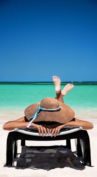 Jovem despreocupada relaxando na praia tropical — Fotografia de Stock