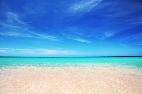 Água do mar tropical e paisagem nublada — Fotografia de Stock