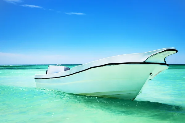 Вітрильний човен у блакитному карибському морі і красивий хмарний пейзаж — стокове фото