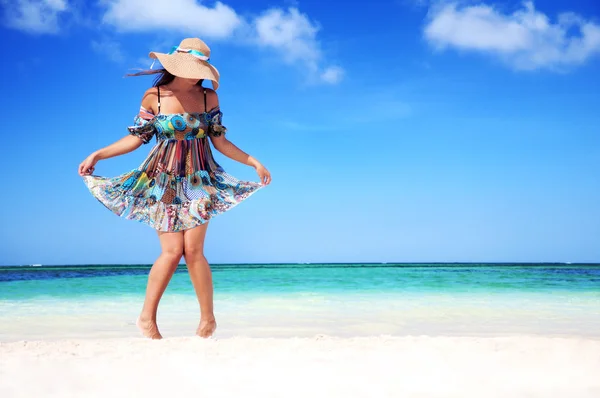 Νεαρή γυναίκα χαλάρωση στην εξωτική παραλία και απολαμβάνοντας τα ωραία weath — Φωτογραφία Αρχείου
