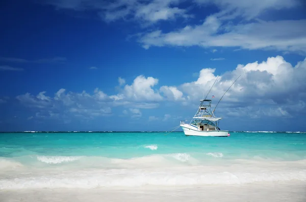 Jacht żaglowy, w pobliżu pięknej plaży tropikalnej — Zdjęcie stockowe