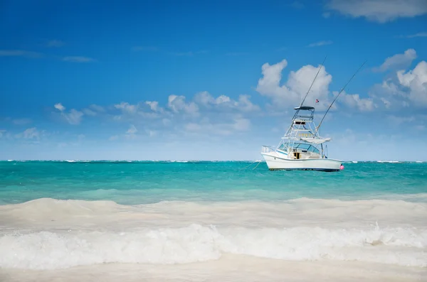 Modern yacht, vitorlás, tropical beach közelében — Stock Fotó