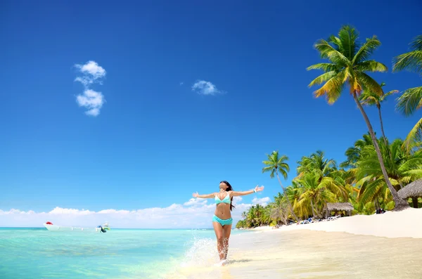 Mujer joven despreocupada relajándose en la playa tropical —  Fotos de Stock