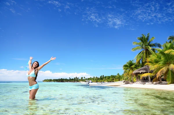 Mujer joven despreocupada relajándose en la playa tropical —  Fotos de Stock