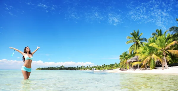 Безтурботний молода жінка розслабляється на тропічній пляжній панорамі — стокове фото