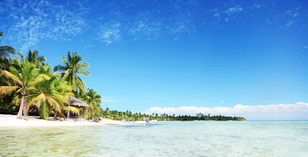 Paesaggio di paradiso spiaggia tropicale dell'isola con perfetto sole s — Foto Stock