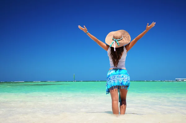 Młoda kobieta relaks na plaży tropikalnej carribean — Zdjęcie stockowe