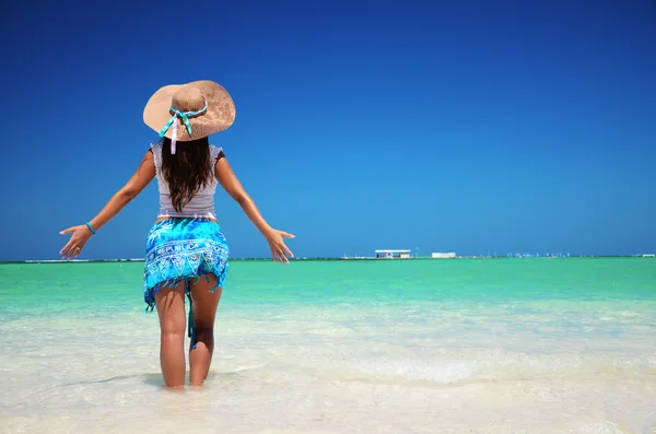 Ung kvinna avkopplande tropisk carribean Beach — Stockfoto