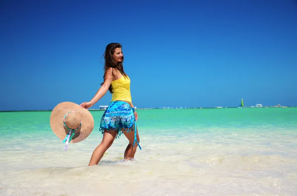 Mujer joven relajándose en la playa tropical de carribean — Foto de Stock