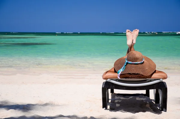 Genç kadın rahatlatıcı tropikal Karayipler Beach — Stok fotoğraf