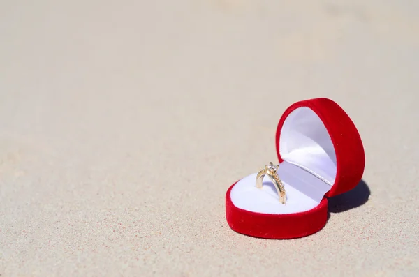 Anillo de boda en la playa — Foto de Stock