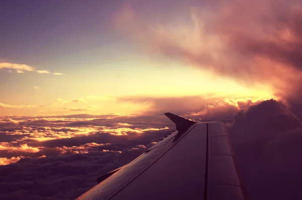 Nubes desde la parte superior y puesta de sol dramática, vista del avión — Foto de Stock