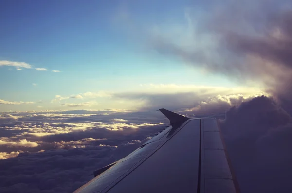 Wolken von oben und dramatischer Sonnenuntergang, Blick auf das Flugzeug — Stockfoto