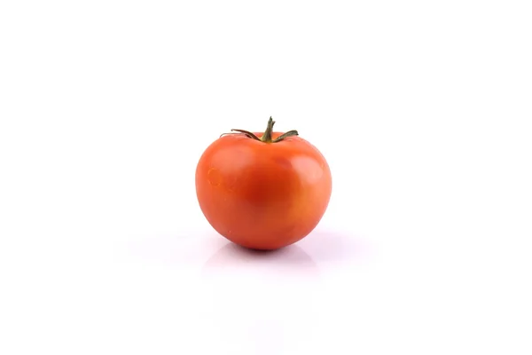 Rode tomaat op witte achtergrond — Stockfoto