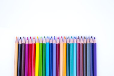 Beyaz arkaplanda izole edilmiş renkli kalemler