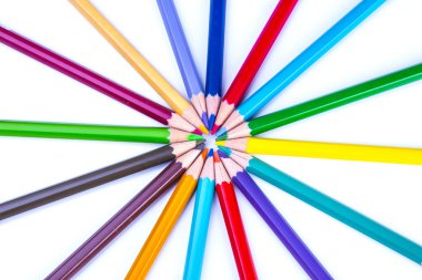 Beyaz arkaplanda izole edilmiş renkli kalemler