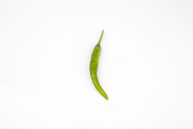 Beyaz arkaplanda yeşil biber izole edilmiş