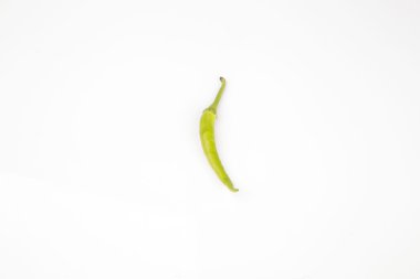 Beyaz arkaplanda yeşil biber izole edilmiş